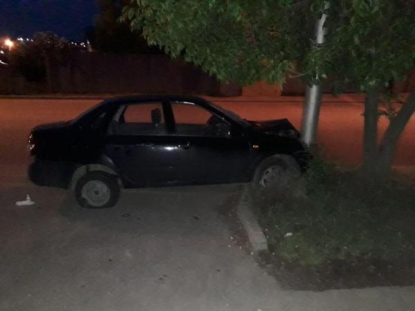 В Ставрополе «Гранта» врезалась в фонарный столб, пострадали два человека